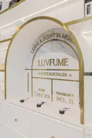 골드 아치와 대리석이 만든 럭셔리 브랜드월